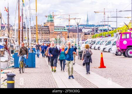 STOCKHOLM, SCHWEDEN, 19. AUGUST 2016: In Stockholm in Schweden laufen die Menschen am Wasser Stockfoto