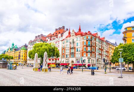 STOCKHOLM, SCHWEDEN, 19. AUGUST 2016: In Stockholm in Schweden laufen die Menschen am Wasser Stockfoto