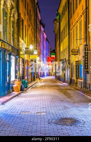STOCKHOLM, SCHWEDEN, 18. AUGUST 2016: Nachtansicht einer beleuchteten Straße in Gamla Stan im Zentrum von Stockholm, Schweden. Stockfoto