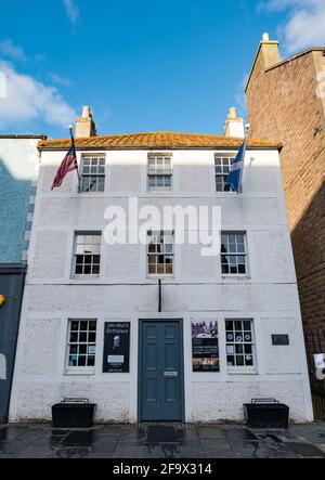 Dunbar, East Lothian, Schottland, Großbritannien, 21. April 2021. John Muir Day: An diesem Tag wird jedes Jahr das Leben des Umweltschützers und Gründers der ersten Nationalparks Amerikas gefeiert. John Muir wurde in der Stadt geboren, emigrierte aber als Kind in die USA. Im Bild: John Muirs Geburtsmuseum in der High Street, derzeit wegen der Sperrung durch die Pandemie Covid-19 geschlossen Stockfoto