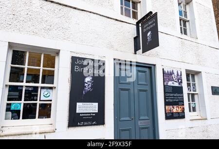 Dunbar, East Lothian, Schottland, Großbritannien, 21. April 2021. John Muir Day: An diesem Tag wird jedes Jahr das Leben des Umweltschützers und Gründers der ersten Nationalparks Amerikas gefeiert. John Muir wurde in der Stadt geboren, emigrierte aber als Kind in die USA. Im Bild: John Muirs Geburtsmuseum in der High Street, derzeit wegen der Sperrung durch die Pandemie Covid-19 geschlossen Stockfoto