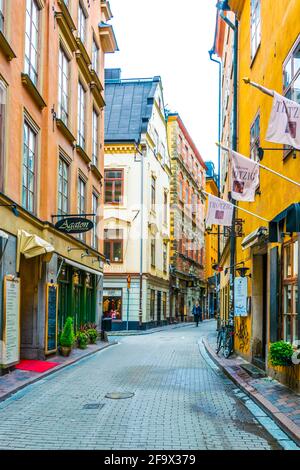 STOCKHOLM, SCHWEDEN, 18. AUGUST 2016: Im Gamla Stan-Viertel im Zentrum von Stockholm, Schweden, schlendern Menschen auf einer Straße. Stockfoto