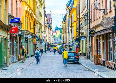 STOCKHOLM, SCHWEDEN, 18. AUGUST 2016: Im Gamla Stan-Viertel im Zentrum von Stockholm, Schweden, schlendern Menschen auf einer Straße. Stockfoto