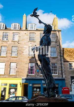 Dunbar, East Lothian, Schottland, Großbritannien, 21. April 2021. John Muir Day: An diesem Tag wird jedes Jahr das Leben des Umweltschützers und Gründers der ersten Nationalparks Amerikas gefeiert. John Muir wurde in der Stadt geboren, emigrierte aber als Kind im Alter von 11 Jahren in die USA. Im Bild: Eine Statue von John Muir von Valetin Znoba als Junge mit einem Vogel vor dem Stadthaus in der High Street Stockfoto