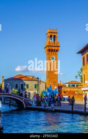 VENEDIG, ITALIEN, 20. SEPTEMBER 2015: Glaskunstwerk von blauem Stern und Uhrenturm auf der Insel Murano. Venedig, Italien Stockfoto