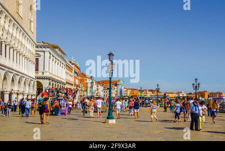 VENEDIG, ITALIEN, 20. SEPTEMBER 2015: Auf dem Markusplatz, Venedig, Italien, schlendern die Menschen Stockfoto