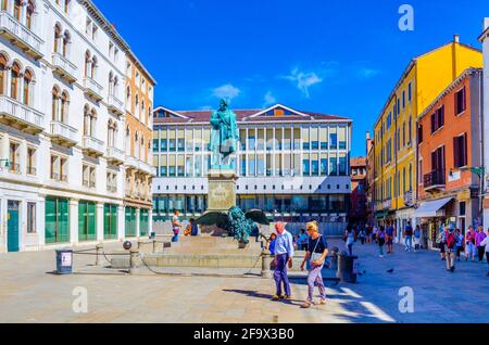 VENEDIG, ITALIEN, 20. SEPTEMBER 2015: Auf einem kleinen Platz in der italienischen Stadt venedig schlendern die Menschen Stockfoto