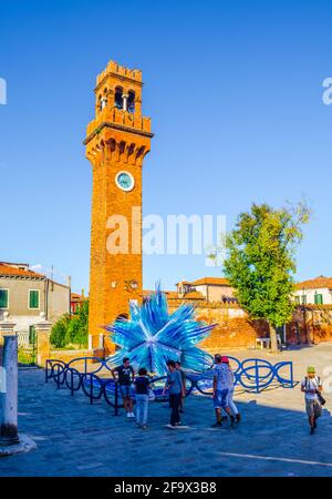 VENEDIG, ITALIEN, 20. SEPTEMBER 2015: Glaskunstwerk von blauem Stern und Uhrenturm auf der Insel Murano. Venedig, Italien Stockfoto