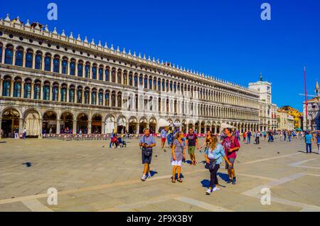 VENEDIG, ITALIEN, 20. SEPTEMBER 2015: Auf dem Markusplatz, Venedig, Italien, schlendern die Menschen Stockfoto