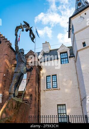 Dunbar, East Lothian, Schottland, Großbritannien, 21. April 2021. John Muir Day: An diesem Tag wird jedes Jahr das Leben des Umweltschützers und Gründers der ersten Nationalparks Amerikas gefeiert. John Muir wurde in der Stadt geboren, emigrierte aber als Kind im Alter von 11 Jahren in die USA. Im Bild: Eine Statue von John Muir von Valetin Znoba als Junge mit einem Vogel vor dem Stadthaus in der High Street Stockfoto