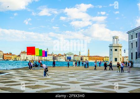 VENEDIG, ITALIEN, 20. SEPTEMBER 2015: Vor der Kirche San Giorgio Maggiore auf der Insel schlendern die Menschen. Eine der Hauptattraktionen von V Stockfoto