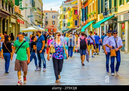VENEDIG, ITALIEN, 20. SEPTEMBER 2015: Die Menschen schlendern über die strada nuova Straße in der italienischen Stadt venedig, die zu den Hauptstraßen der Stadt gehört Stockfoto