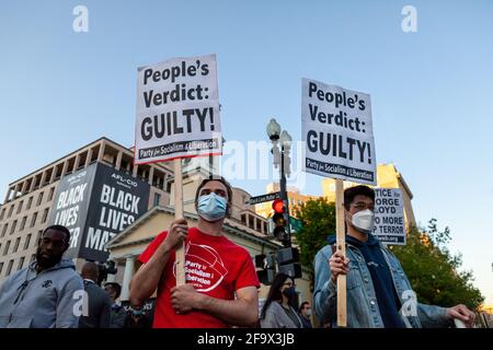 Washington, DC, USA, 20. April 2021. Im Bild: Mitglieder der Party for Socialism and Liberation in Black Lives Matter Plaza feiern die Verurteilung des ehemaligen Polizeibeamten Derek Chauvin wegen des Mordes an George Floyd, an demselben Ort, an dem friedliche Demonstranten für Trumps Fotoaufnahme in der St. John's Church vergast wurden. Kredit: Allison C Bailey/Alamy Live Nachrichten Stockfoto