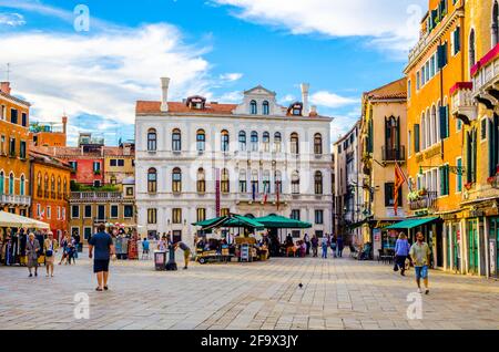 VENEDIG, ITALIEN, 20. SEPTEMBER 2015: Blick auf die bunten Fassaden alter mittelalterlicher Häuser auf dem Santa maria formosa Platz in venedig Stockfoto