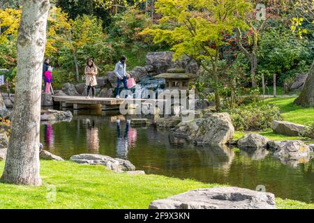 LONDON, Großbritannien - 11. APRIL 2021: Der Kyoto Garden im Holland Park mit seinen farbenfrohen Pflanzen, Sträuchern und Wasserpflanzen ist bei Londonern und Touristen beliebt. Stockfoto