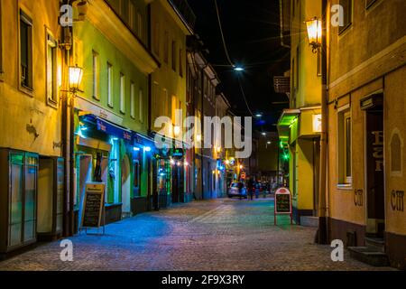 VILLACH, ÖSTERREICH, 20. FEBRUAR 2016: Blick auf eine schmale Straße voller Bars und Restaurants, die das Zentrum des Nachtlebens der österreichischen Stadt villach ist Stockfoto