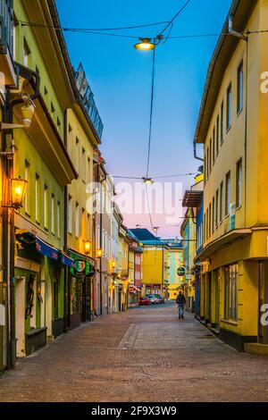 VILLACH, ÖSTERREICH, 20. FEBRUAR 2016: Blick auf eine schmale Straße voller Bars und Restaurants, die das Zentrum des Nachtlebens der österreichischen Stadt villach ist Stockfoto