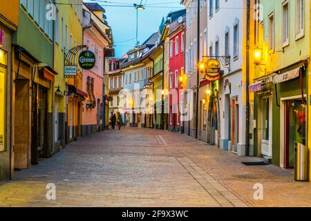 VILLACH, ÖSTERREICH, 20. FEBRUAR 2016: Blick auf eine schmale Straße voller Bars und Restaurants, die das Zentrum des Nachtlebens der österreichischen Stadt villach ist Stockfoto