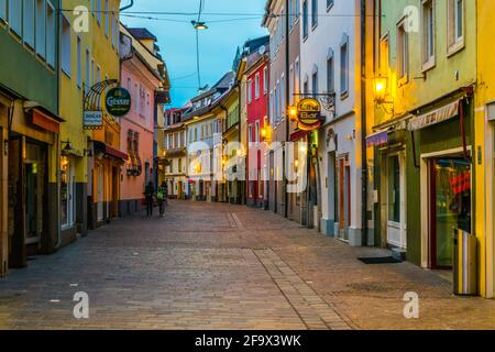 VILLACH, ÖSTERREICH, 20. FEBRUAR 2016: Blick auf eine schmale Straße voller Bars und Restaurants, die das Zentrum des Nachtlebens der österreichischen Stadt villach ist Stockfoto