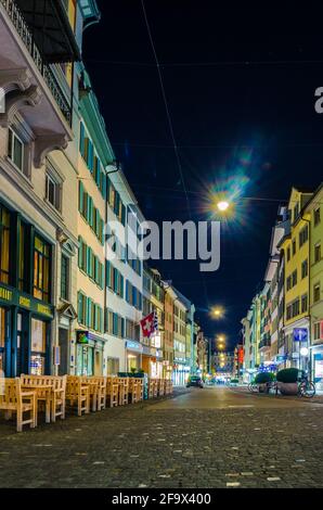 ZÜRICH, SCHWEIZ, 25. OKTOBER 2015: Gepflasterte Fußgängerzone Rennweg in Zürich bei Nacht, Schweiz. Stockfoto