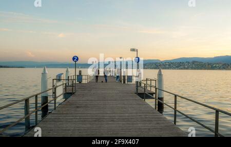 ZÜRICH, SCHWEIZ, 24. OKTOBER 2015: Blick auf eine Anlegestelle am zürichsee in der schweiz Stockfoto