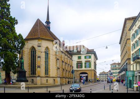 ZÜRICH, SCHWEIZ, 24. OKTOBER 2015: Blick auf das berühmte helmhaus neben dem grossmünster-Dom in der schweizer Stadt zürich Stockfoto