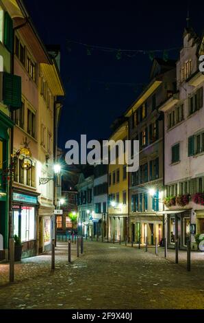 ZÜRICH, SCHWEIZ, 25. OKTOBER 2015: Gepflasterte Fußgängerzone in Zürich in der Nacht, Schweiz. Stockfoto