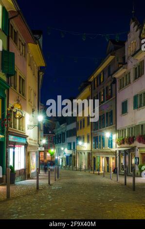 ZÜRICH, SCHWEIZ, 25. OKTOBER 2015: Gepflasterte Fußgängerzone in Zürich in der Nacht, Schweiz. Stockfoto