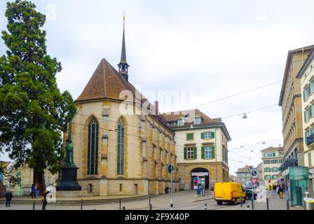 ZÜRICH, SCHWEIZ, 24. OKTOBER 2015: Blick auf das berühmte helmhaus neben dem grossmünster-Dom in der schweizer Stadt zürich Stockfoto