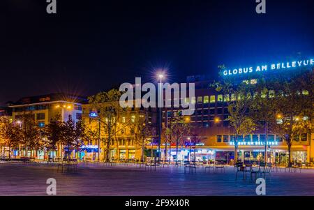 ZÜRICH, SCHWEIZ, 24. OKTOBER 2015: Nachtansicht des sechsenlautenplatzes in der schweizer Stadt zürich, der von einem majestätischen Gebäude aus OPE dominiert wird Stockfoto