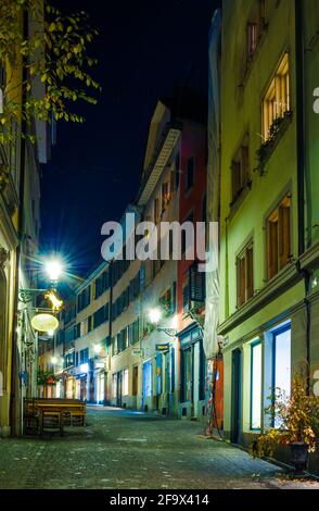 ZÜRICH, SCHWEIZ, 25. OKTOBER 2015: Gepflasterte Fußgängerzone in Zürich in der Nacht, Schweiz. Stockfoto