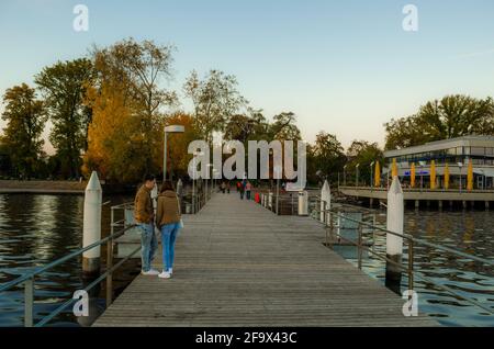 ZÜRICH, SCHWEIZ, 24. OKTOBER 2015: Blick auf eine Anlegestelle am zürichsee in der schweiz Stockfoto