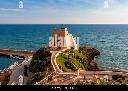 Panoramablick auf den Torre Truglia Symbol des Dorfes Von Sperlonga Stockfoto