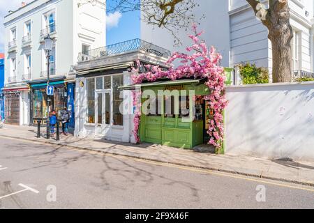 LONDON, Großbritannien - 11. APRIL 2021:Straßenansicht der Portobello Road in Notting Hill. Stockfoto