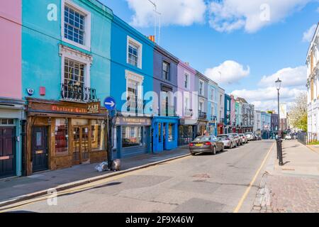 LONDON, Großbritannien - 11. APRIL 2021:Straßenansicht der Portobello Road in Notting Hill. Stockfoto