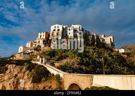 Panoramablick auf das Dorf Sperlonga, die Perle der Küste von Latium Stockfoto