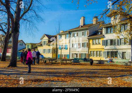 ZÜRICH, SCHWEIZ, 24. OKTOBER 2015: Im lindenhof-Park im Zentrum der schweizer Stadt zürich genießen die Menschen im Herbst einen sonnigen Tag Stockfoto