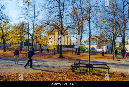 ZÜRICH, SCHWEIZ, 24. OKTOBER 2015: Im lindenhof-Park im Zentrum der schweizer Stadt zürich genießen die Menschen im Herbst einen sonnigen Tag Stockfoto