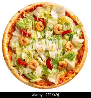 Isolierte frische Pizza mit Eisbergsalat und Garnelen Stockfoto