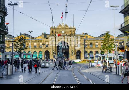 ZÜRICH, SCHWEIZ, 25. OKTOBER 2015: Bahnhof am Ende der Bahnhofstrasse in Zürich, Schweiz. Die Bahnhofstrasse ist eine der schönsten Stockfoto