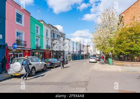 LONDON, Großbritannien - 11. APRIL 2021:Straßenansicht der Portobello Road in Notting Hill. Stockfoto