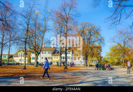ZÜRICH, SCHWEIZ, 24. OKTOBER 2015: Im lindenhof-Park im Zentrum der schweizer Stadt zürich genießen die Menschen im Herbst einen sonnigen Tag Stockfoto