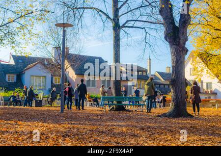 ZÜRICH, SCHWEIZ, 24. OKTOBER 2015: Im lindenhof-Park im Zentrum der schweizer Stadt zürich genießen die Menschen im Herbst einen sonnigen Tag Stockfoto