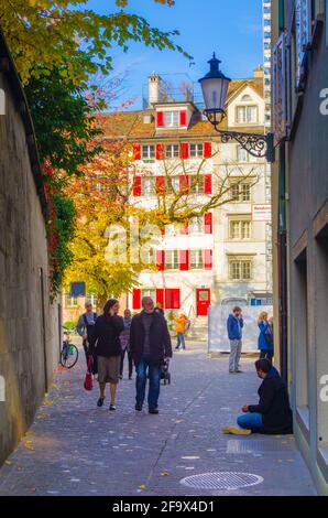 ZÜRICH, SCHWEIZ, 24. OKTOBER 2015: Blick auf eine schmale Straße, die sich durch das historische Zentrum von zürich in der schweiz schlängelt Stockfoto