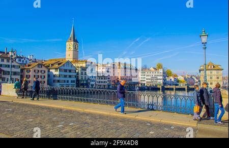 ZÜRICH, SCHWEIZ, 24. OKTOBER 2015: An sonnigen Herbsttag überqueren die Menschen die Brücke vor dem grossmünster in zürich Stockfoto