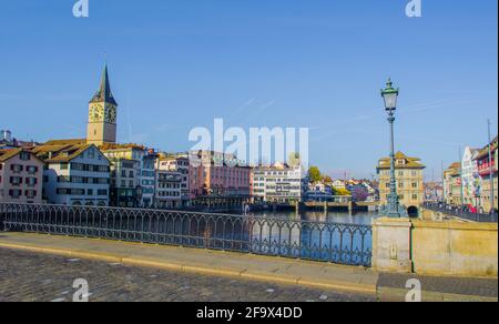 ZÜRICH, SCHWEIZ, 24. OKTOBER 2015: An sonnigen Herbsttag überqueren die Menschen die Brücke vor dem grossmünster in zürich Stockfoto