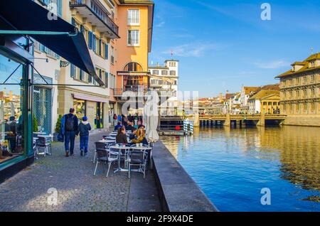 ZÜRICH, SCHWEIZ, 24. OKTOBER 2015: Blick auf eine Gasse, die an der limmat in der schweizer Stadt zürich mit dem berühmten grossmünster-Dom A führt Stockfoto