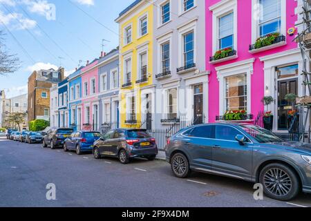 LONDON, Großbritannien - 11. APRIL 2021:farbenfrohe Häuser an der Portobello Road in Notting Hill. Stockfoto