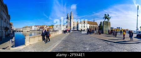 ZÜRICH, SCHWEIZ, 24. OKTOBER 2015: An sonnigen Herbsttag überqueren die Menschen die Brücke vor dem grossmünster in zürich Stockfoto