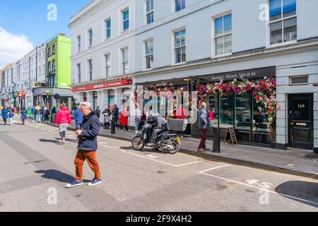 LONDON, Großbritannien - 11. APRIL 2021:Straßenansicht der Portobello Road in Notting Hill. Stockfoto